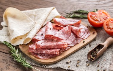 Tortilla sosis ve domates ile