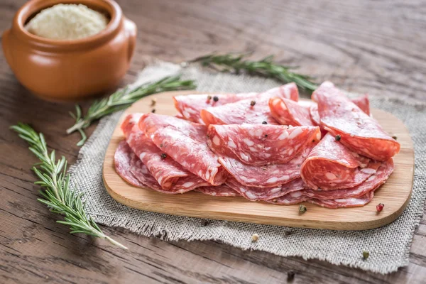 Fatias de salame na tábua de madeira — Fotografia de Stock