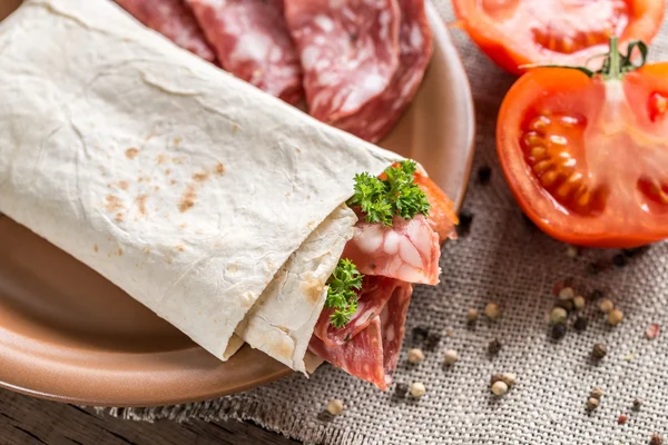 Tortilla con salchichas y tomates —  Fotos de Stock