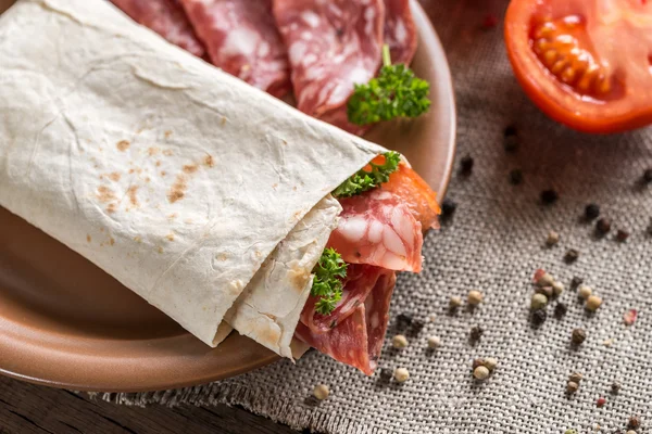 Tortilla con salchichas y tomates —  Fotos de Stock