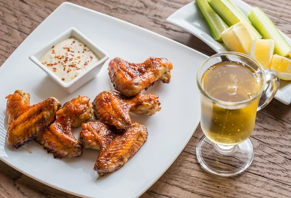 Caramelized chicken wings with spicy sauce — Stock Photo, Image