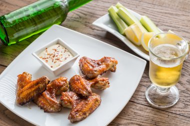 Baharatlı soslu karamelize tavuk kanatları