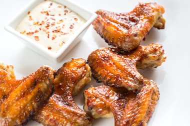 Fırında tavuk kanadı baharatlı sos ile