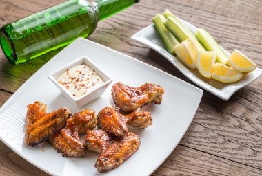 Baharatlı soslu karamelize tavuk kanatları