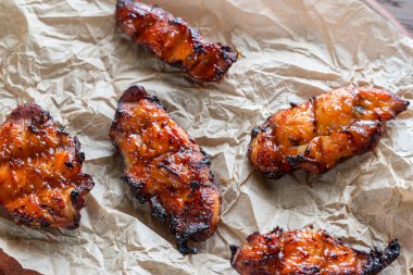 Sıcak mango soslu ızgara tavuk göğsü