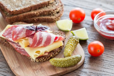 Jambonlu ve peynirli sandviç.