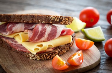 Jambonlu ve peynirli sandviç.