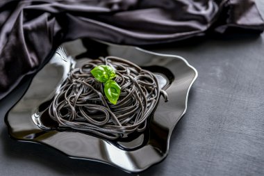 Buğday tohumu ve siyah mürekkep balığı mürekkep ile makarna