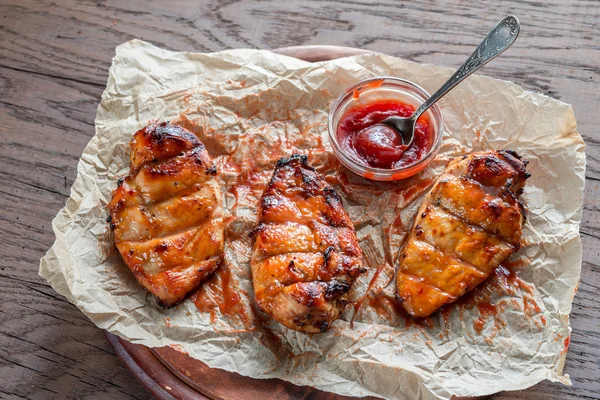 ホット マンゴー ソースの鶏の胸肉焼き — ストック写真