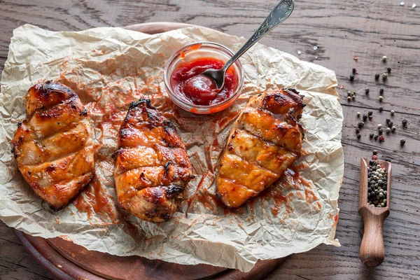 Dada ayam panggang dengan saus mangga panas — Stok Foto