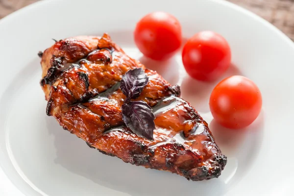 Gegrilde kip steak met cherry tomaten — Stockfoto