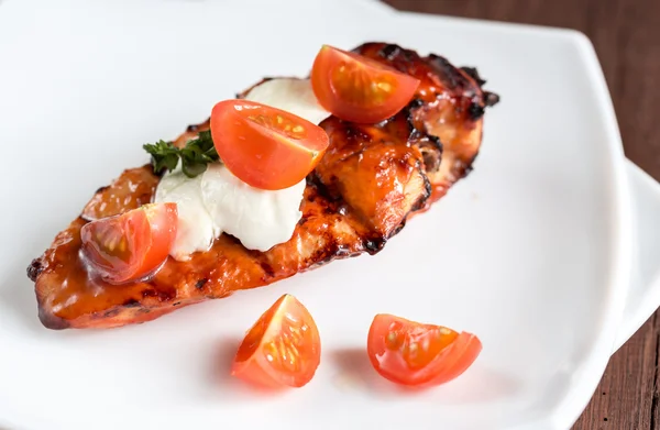 Gegrilde kip biefstuk met mozzarella en cherry tomaten — Stockfoto