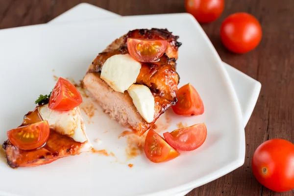 Gegrilde kip biefstuk met mozzarella en cherry tomaten — Stockfoto