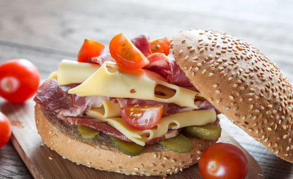 Sandwich mit Schinken, Käse und Kirschtomaten — Stockfoto