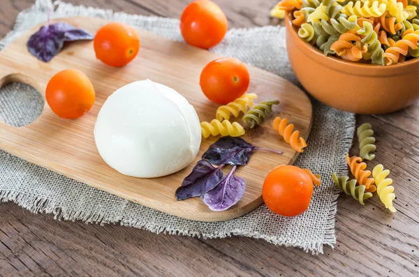 Färgglad pasta med ingredienser — Stockfoto