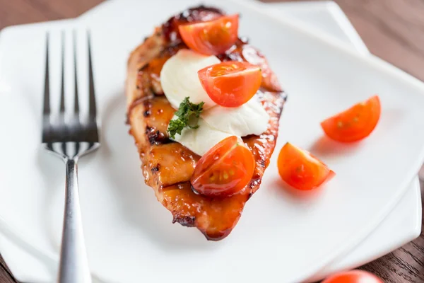 Bife de frango grelhado com mussarela e tomate cereja — Fotografia de Stock