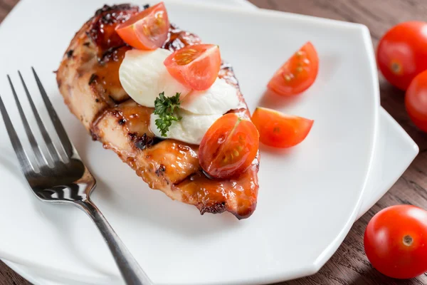 Gegrilltes Hühnersteak mit Mozzarella und Kirschtomaten — Stockfoto