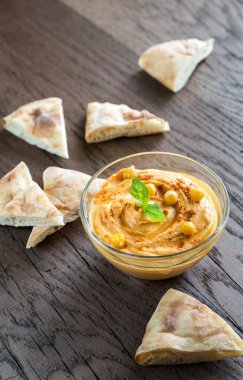 Humus pide dilimleri ile bir kase