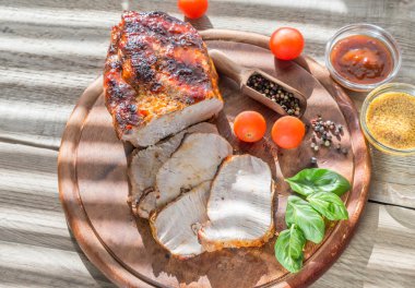 Taze sebze ile ızgara domuz