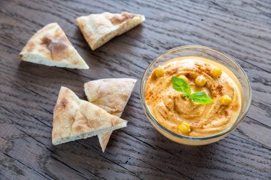 Humus pide dilimleri ile bir kase