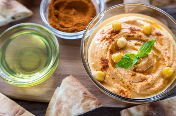 Un tazón de hummus con rodajas de pita — Foto de Stock