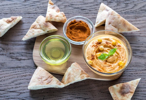 Un tazón de hummus con rodajas de pita — Foto de Stock