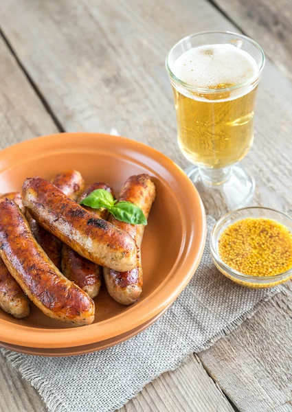 Saucisses grillées avec verre de bière — Photo