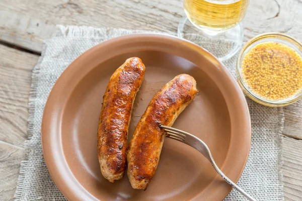 Saucisses grillées avec verre de bière — Photo