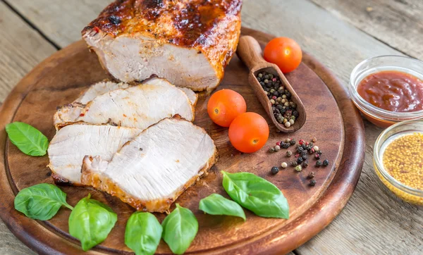 Gegrilltes Schweinefleisch mit frischem Gemüse — Stockfoto