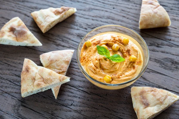 Una ciotola di hummus con fette di pita — Foto Stock