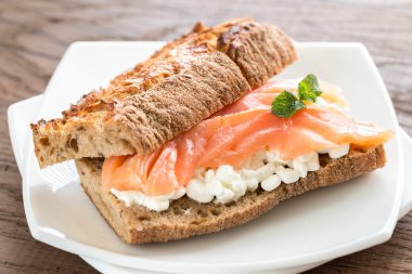 Somon ve peynirli sandviç.