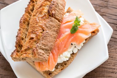 Somon ve peynirli sandviç.