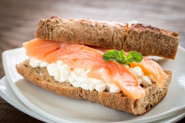 Somon ve peynirli sandviç.