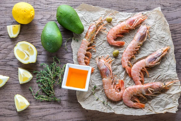 Camarones crudos con cuñas de aguacate y limón — Foto de Stock