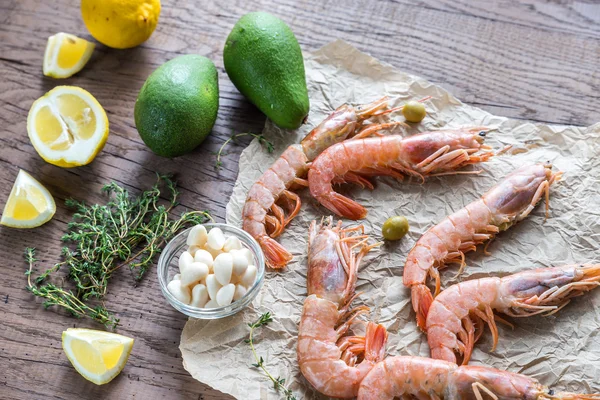 Camarones crudos con cuñas de aguacate y limón — Foto de Stock