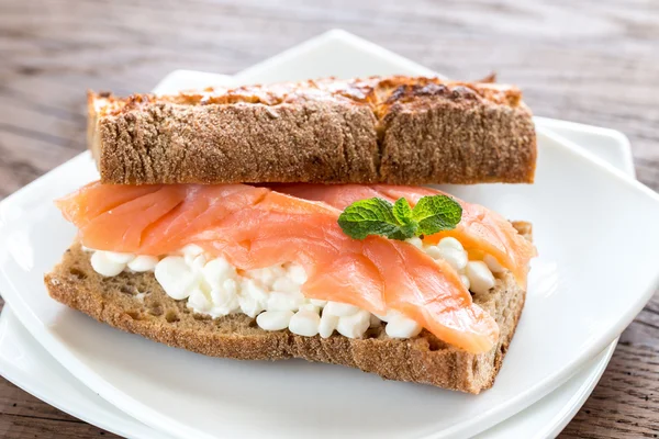 Sandwich with salmon and cheese — Stock Photo, Image