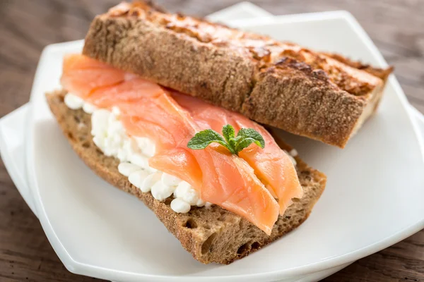Sandwich with salmon and cheese — Stock Photo, Image