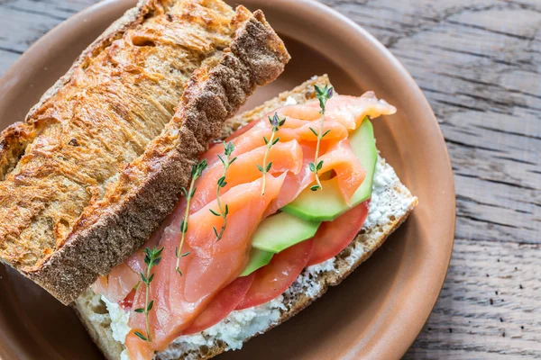 Sanduíche com salmão, abacate e tomate — Fotografia de Stock