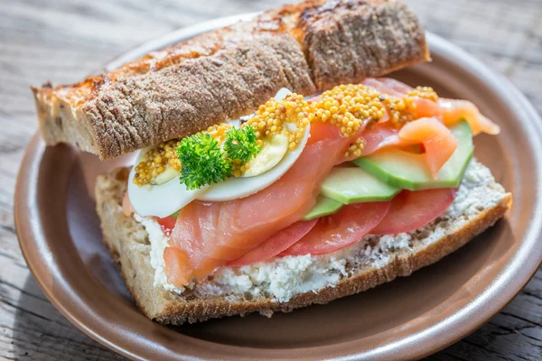 Сэндвич с лососем, авокадо и яйцами — стоковое фото