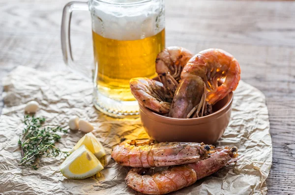 Camarones fritos con vaso de cerveza — Foto de Stock