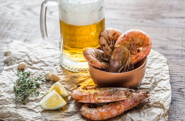 Crevettes frites avec verre de bière — Photo