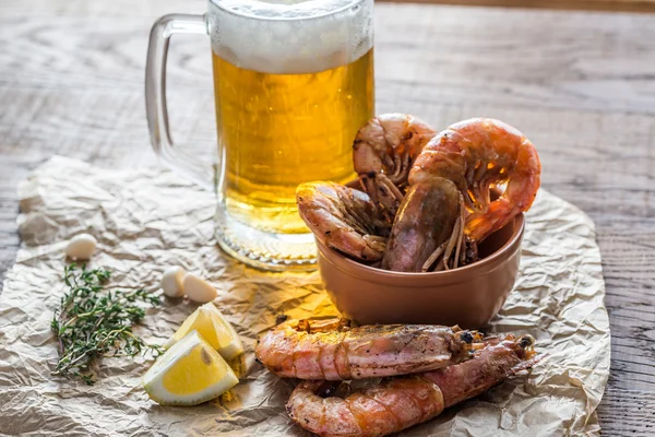 Kızarmış karides bardak bira ile — Stok fotoğraf