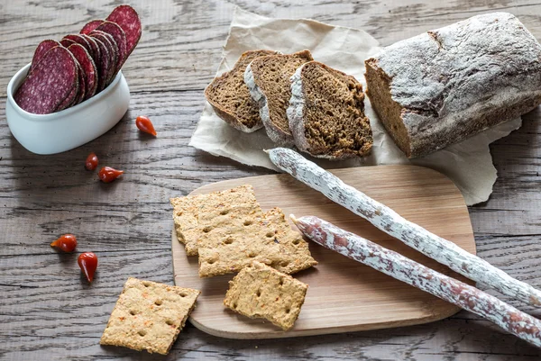 Salami mit Brot — Stockfoto