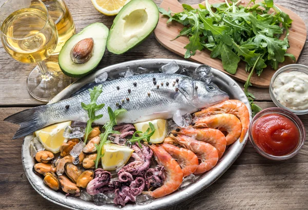 Fresh seabass with seafood on the tray — Stock Photo, Image