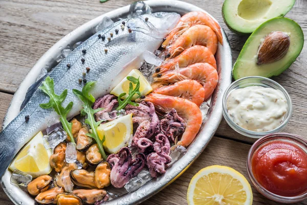 Peixe marinho fresco com frutos do mar na bandeja — Fotografia de Stock