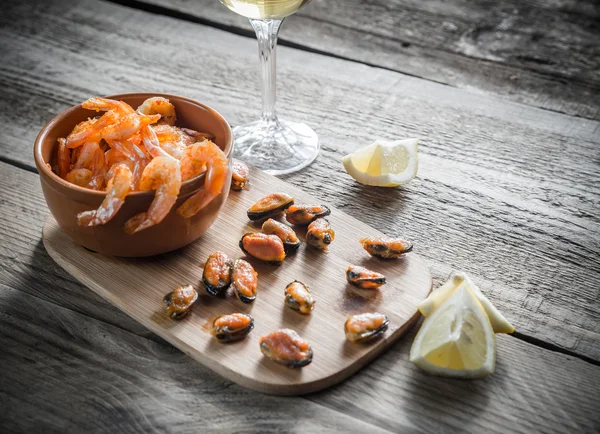 Crevettes frites et moules avec verre de vin blanc — Photo