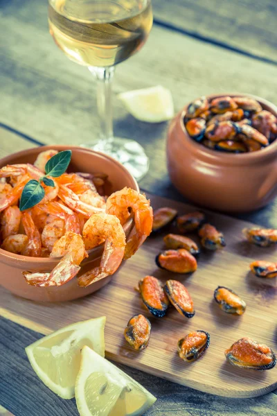 Fried shrimps and mussels with glass of white wine — Stock Photo, Image