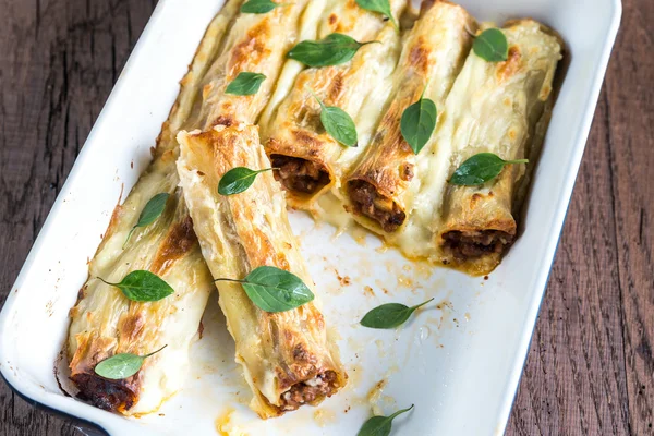 Canneloni met gehakt vlees en bachamel — Stockfoto