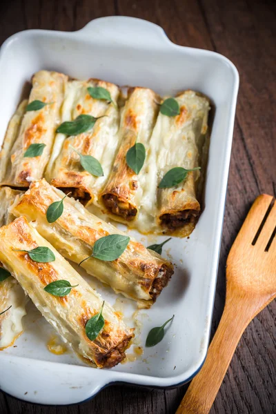 Cannelloni with mincemeat and bachamel — Stock Photo, Image