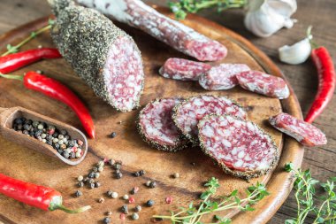 Dilim saucisson ve fuet ahşap tahta üzerinde